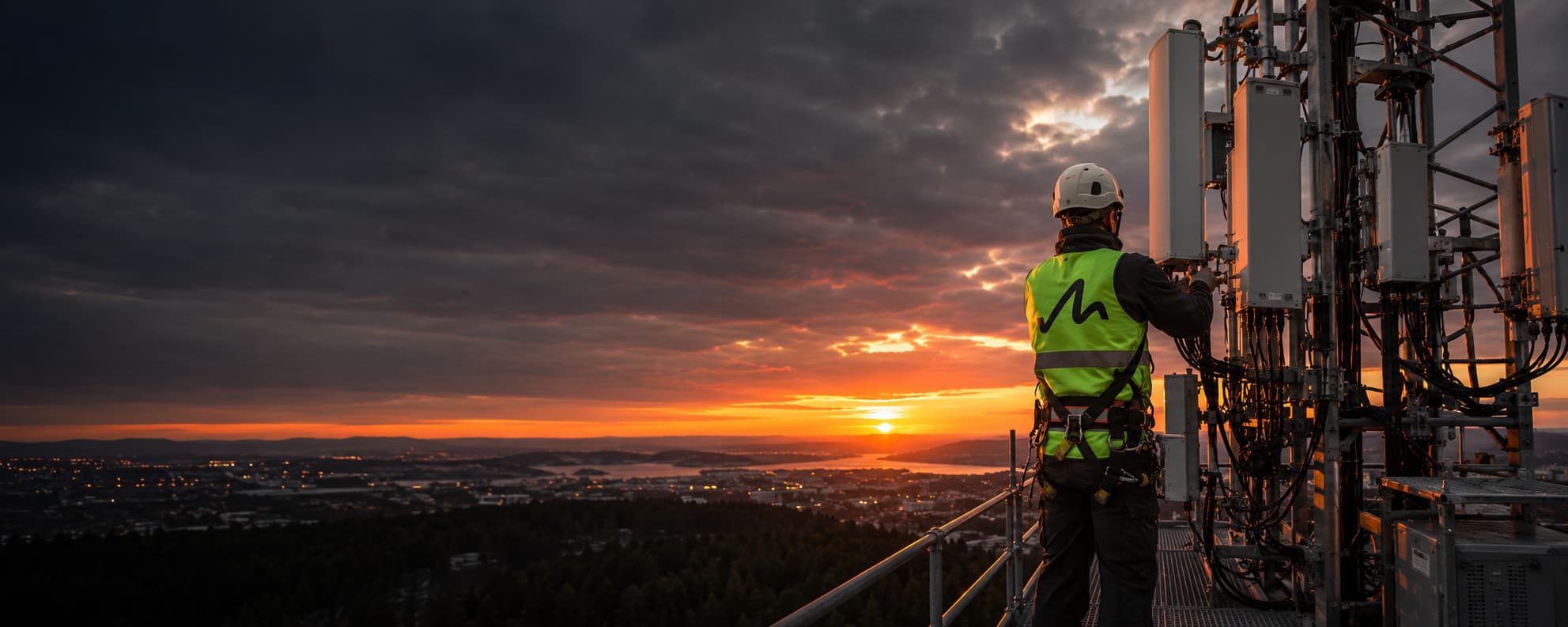 Tekniker vid modern telekommunikationsutrustning